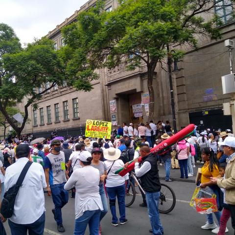 Marcha en pro de la SCJN termina en enfrentamiento con plantón de Morena