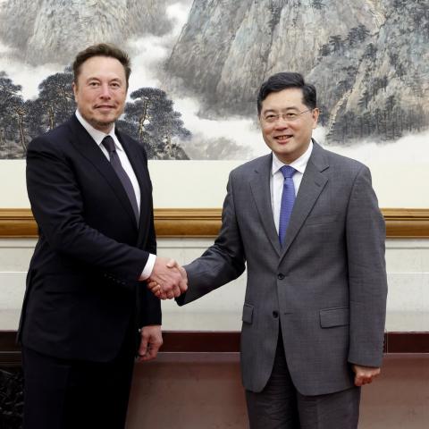 Viaja Elon Musk a China para hablar de negocios