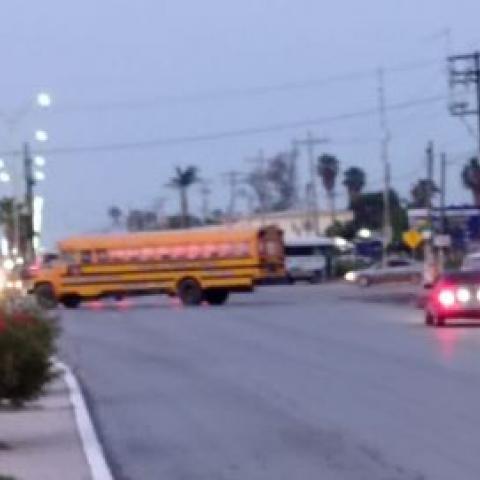 Bajan a alumnos de su autobús de transporte para hacer bloqueos en Matamoros