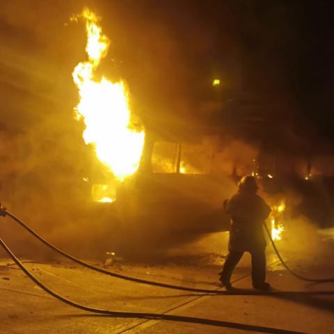 El fuego también alcanzó una camioneta que se encontraba cerca del camión