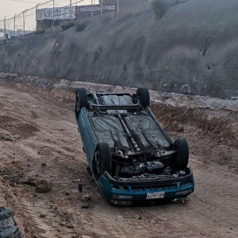 El auto terminó con las llantas apuntando al cielo pero se desconoce el paradero del conductor