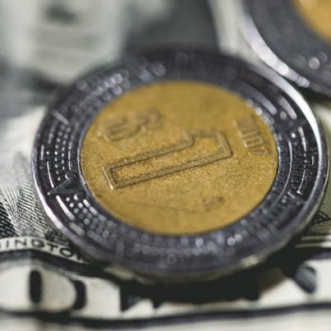 Peso mexicano abre ganancias frente al dólar