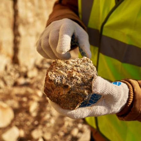 Reino Unido impone sanciones a Rusia; prohíbe importación de minerales