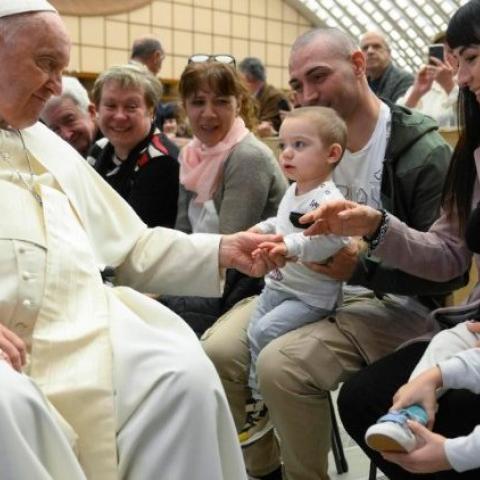 Papa Francisco se dice preocupado por la baja natalidad