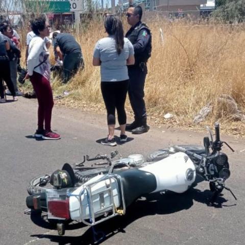 El vehículo era tripulado por una mujer que no respetó un señalamiento de ALTO y se atravesó al paso de la moto