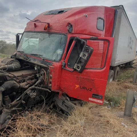 El conductor dice que se le puso duro… el volante, aunque las autoridades sospechan que se quedó dormido