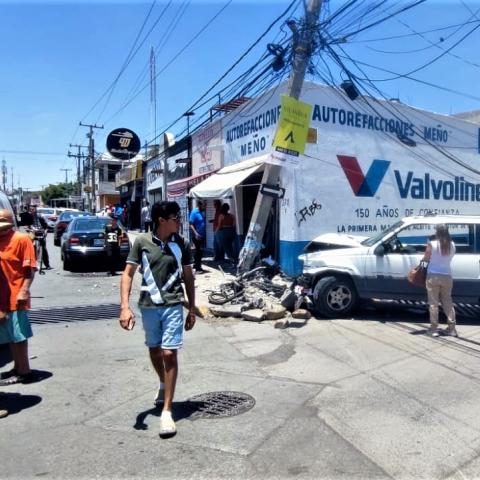 Al subirse a la banqueta impactó a un ciclista que estaba esperando poder cruzar por el lugar