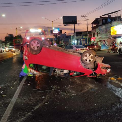 El aparatoso accidente dejó como saldo solo daños materiales pero provocó un gran caos vehicular por casi una hora