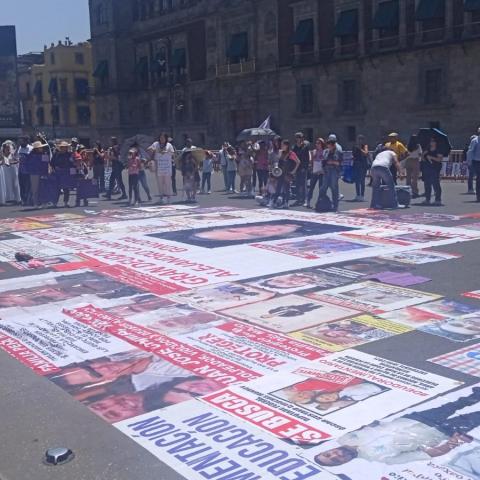 Mujeres protestantes frente a Palacio Nacional contra deudores alimentarios en el Día del Padre