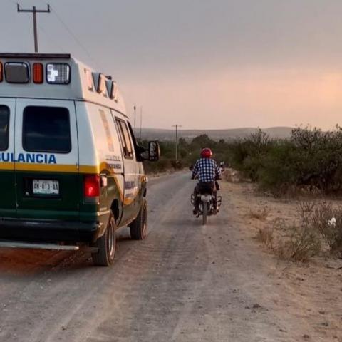 Una de las llantas quedó atorada en un caimán y el conductor salió proyectado hacia el frente