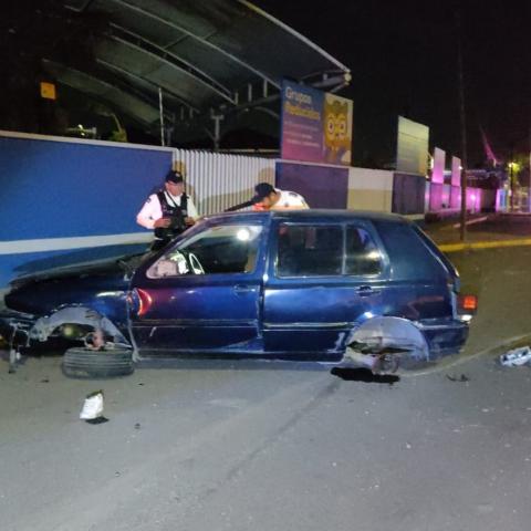 Sucedió esta madrugada en la curva del Fracc Parras. El auto terminó en un desnivel de un metro