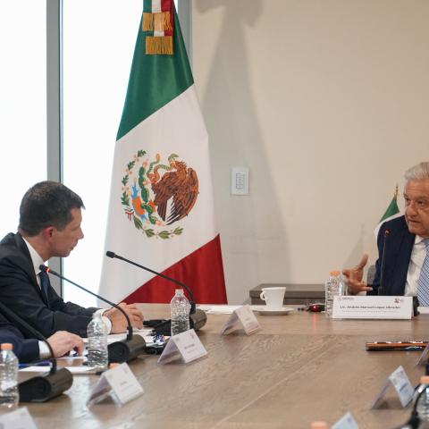 AMLO y Pete Buttigieg 