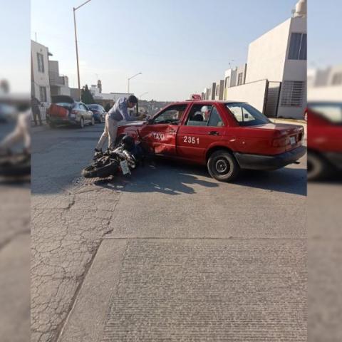 Accidente entre taxi y moto 