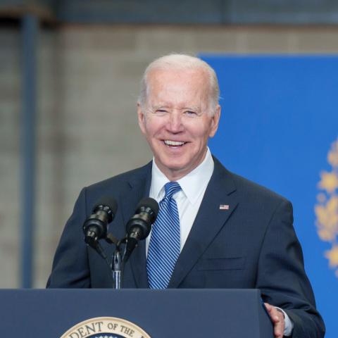 Biden admite envío de armas “peligrosas” a México