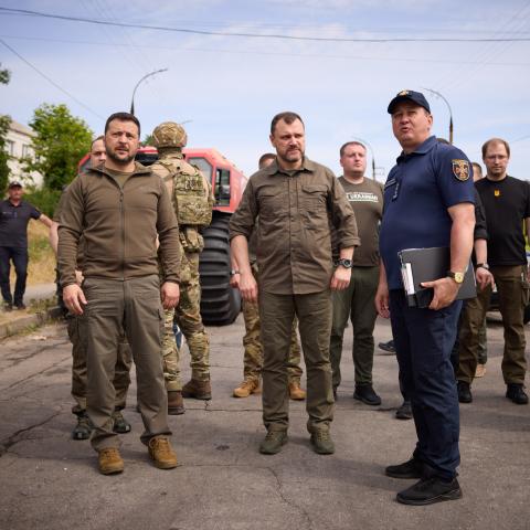 Celebra Zelenski avances militares a tres semanas de lanzar contraofensiva