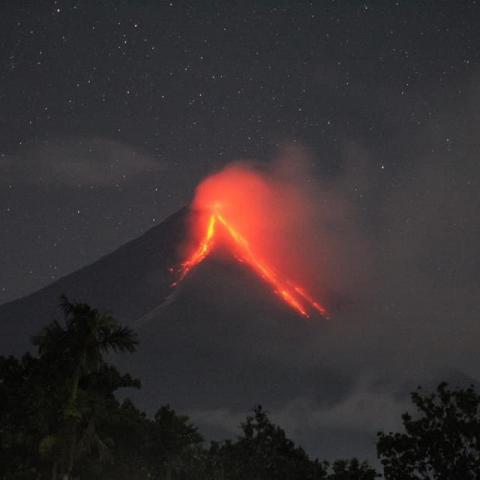 Miles de evacuados ante aumento de actividad volcánica en Filipinas