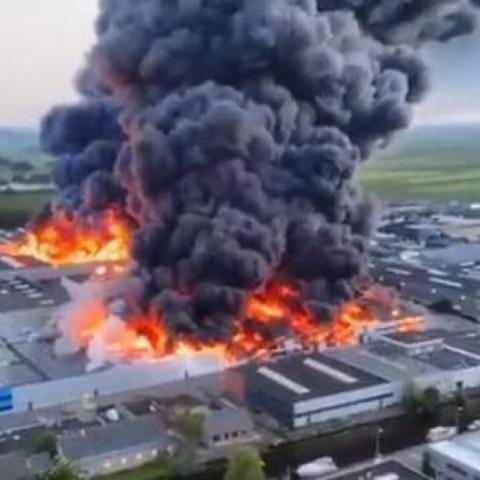 Incendio consume parque industrial en Países Bajos