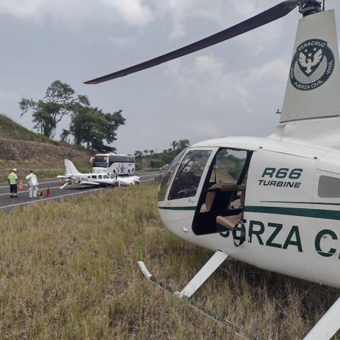 Aeronave realiza aterrizaje de emergencia en autopista de Veracruz