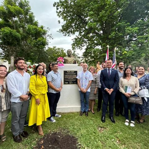 Inauguran monumento de Benito Juárez en Miami Beach