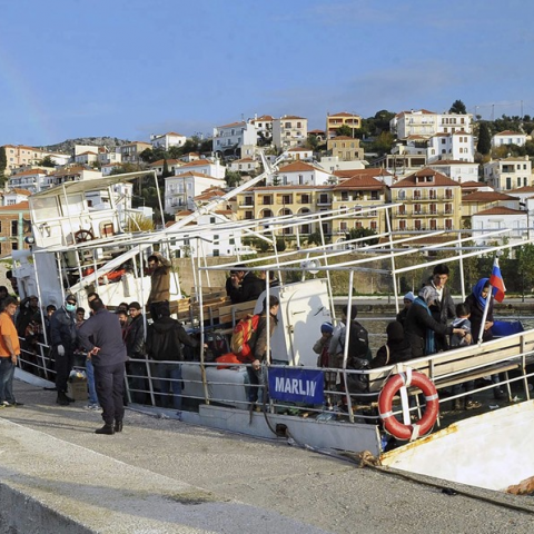 59 migrantes fallecen tras hundimiento de embarcación en el mar Jónico