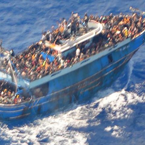 Continúa la búsqueda de supervivientes tras naufragio de un barco con inmigrantes frente a la costa de Grecia