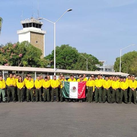 México envía equipo de más de 100 personas para combatir incendios forestales en Canadá 