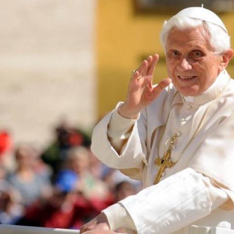 Roban la cruz pectoral del difunto papa Benedicto XVI 