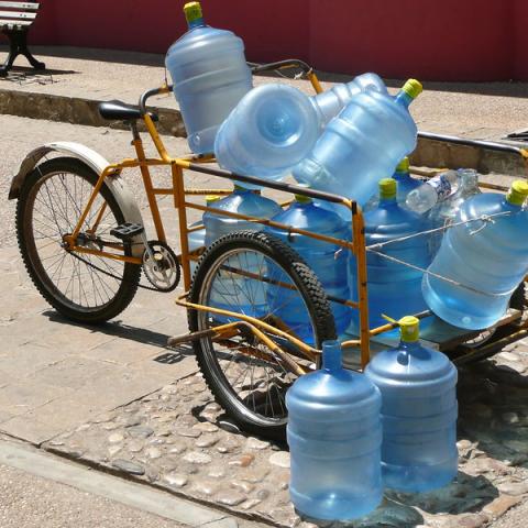 Tiendas ya racionan garrafones de agua ante escasez