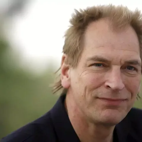 Encuentran restos humanos en zona donde desapareció el actor Julian Sands