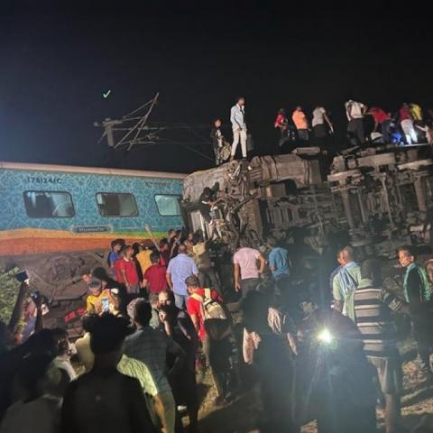 Chocan dos trenes en India; mueren al menos 50 personas