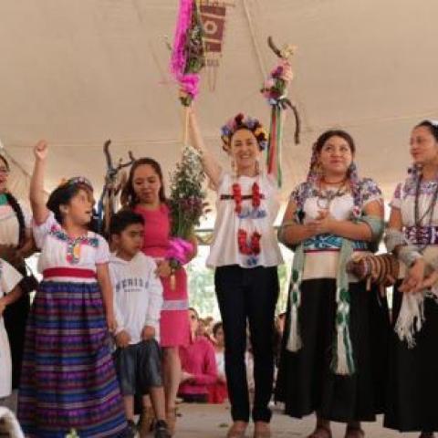 Claudia Sheinbaum con mujeres de pueblos originarios 