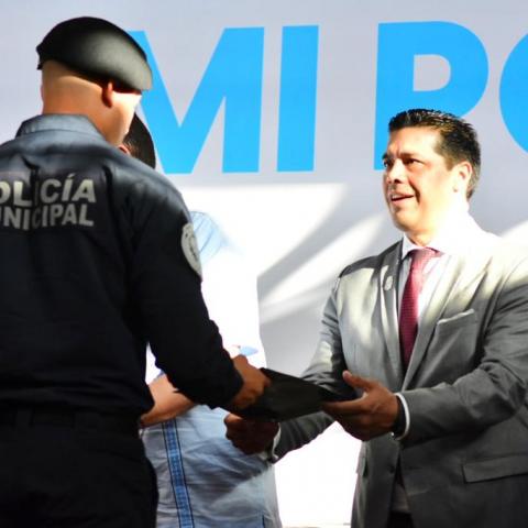 Entregan bonos a policías de Aguascalientes que capturaron a prófugos del FBI