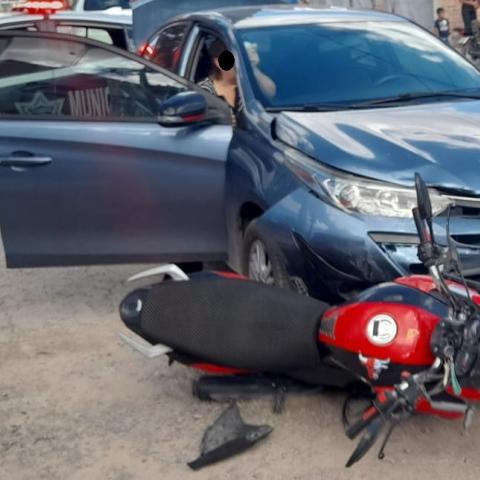 El lesionad fue trasladado a recibir atención médica a un hospital, mientras que el conductor del auto fue trasladado a la FGE