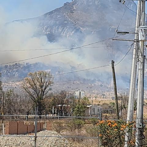 Bomberos de Jesús María trabajan intensamente en el lugar para sofocar el incendio de pasto seco