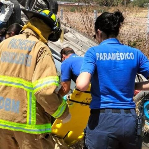 El auto terminó fuera de la carretera, con las llantas apuntando al cielo y la conductora atrapada en el interior