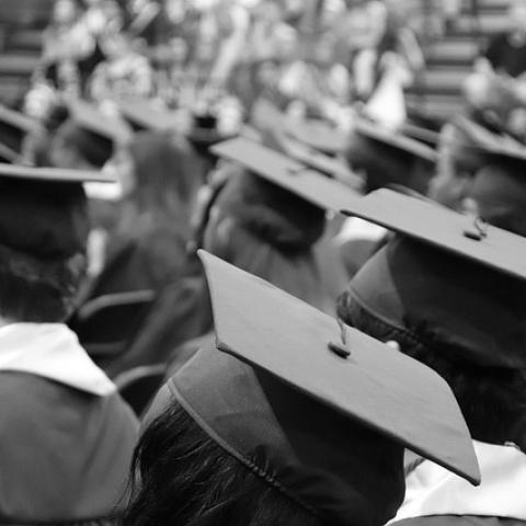 ¿Vas a graduarte? ofrecen becas para la titulación