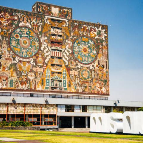 Grupo de encapuchados ataca inmuebles de la UNAM