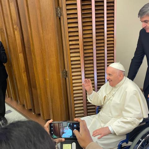 Operan al papa Francisco por una obstrucción intestinal