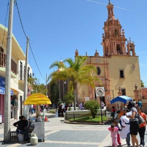 Comerciantes en Rincón de Romos cierran y denuncian cobro de derecho de piso