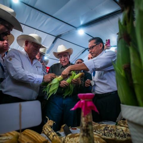 Ruben Rocha Moya apoya a obreros agrícolas.