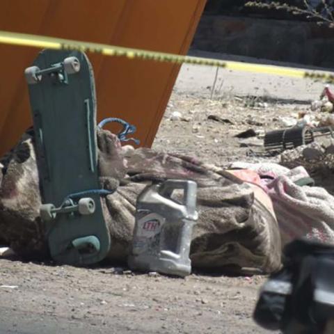 El cuerpo de la víctima lo dejaron encobijado y sobre una patineta junto a un contenedor de basura