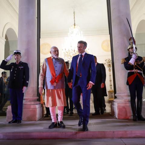 Emmanuel Macron otorga la Legión de Honor a Narendra Modi y al periodista Arman Soldin