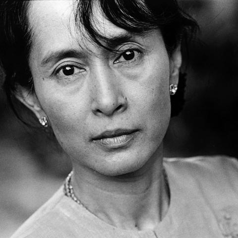 Ejército birmano traslada a Aung San Suu Kyi de prisión a edificio gubernamental