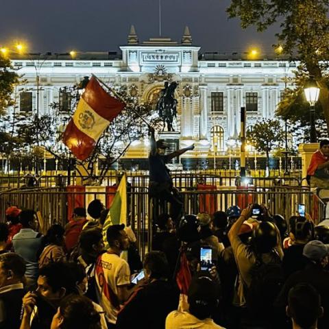 Protestas en Perú exigen cierre del Congreso y renuncia de la presidenta