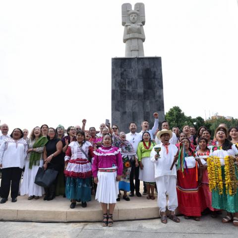 Develan escultura “La Joven de Amajac” en Ciudad de México