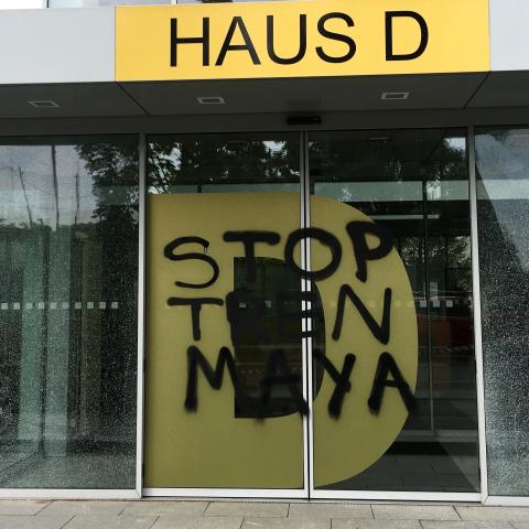 Vandalizan oficina en contra del Tren Maya en Berlín