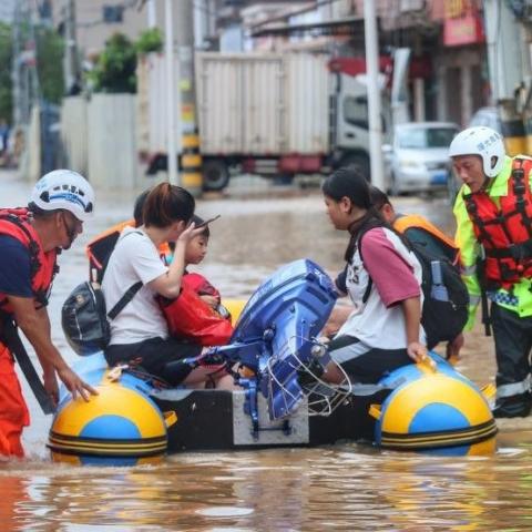 Lluvias y tormentas causan dos muertes y más de 100 mil evacuados en el norte de China