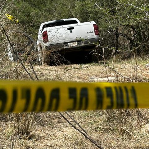 Delincuentes abandonan su vehículo tras despojar a una familia de su camioneta