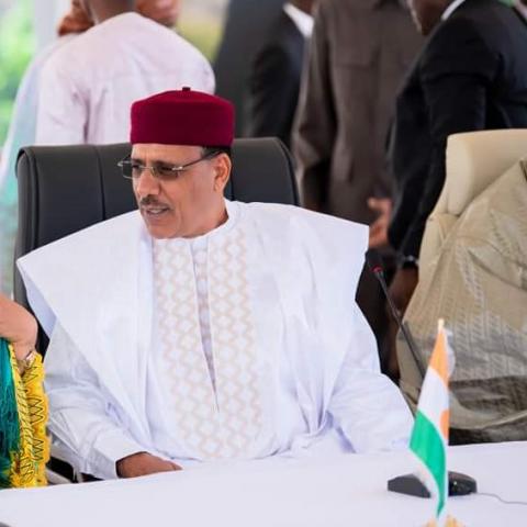 Pese a estar retenido, el presidente de Níger apela a la democracia