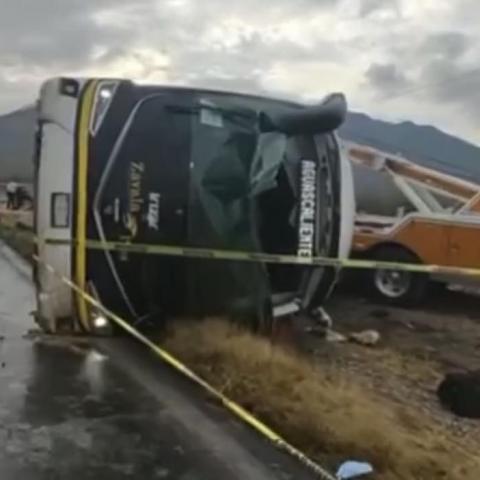 Aguascalentenses se accidentan en la carretera Saltillo–Zacatecas; saldo de 8 muertos y 30 heridos